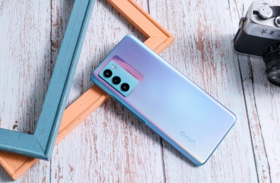 荣耀|比拼综合素质的三款中端机：vivo、荣耀与OPPO，你看好哪款？