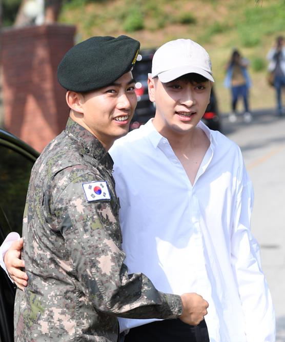 杨幂|2PM灿盛官宣婚讯当爸不续约，玉泽演发文祝福：我一直都在！