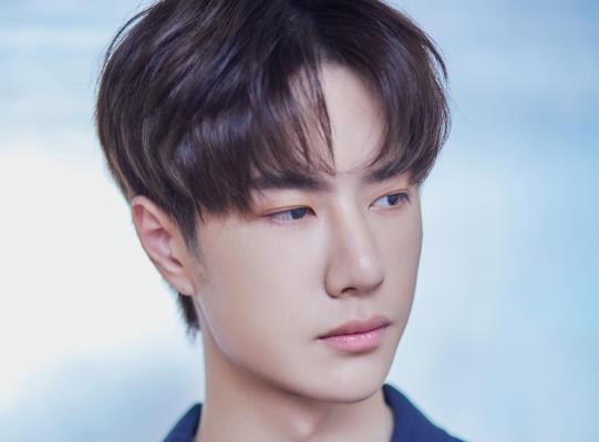 私生饭|国内人气男团被追车？私生饭夹道超车，成员开直播录下全程