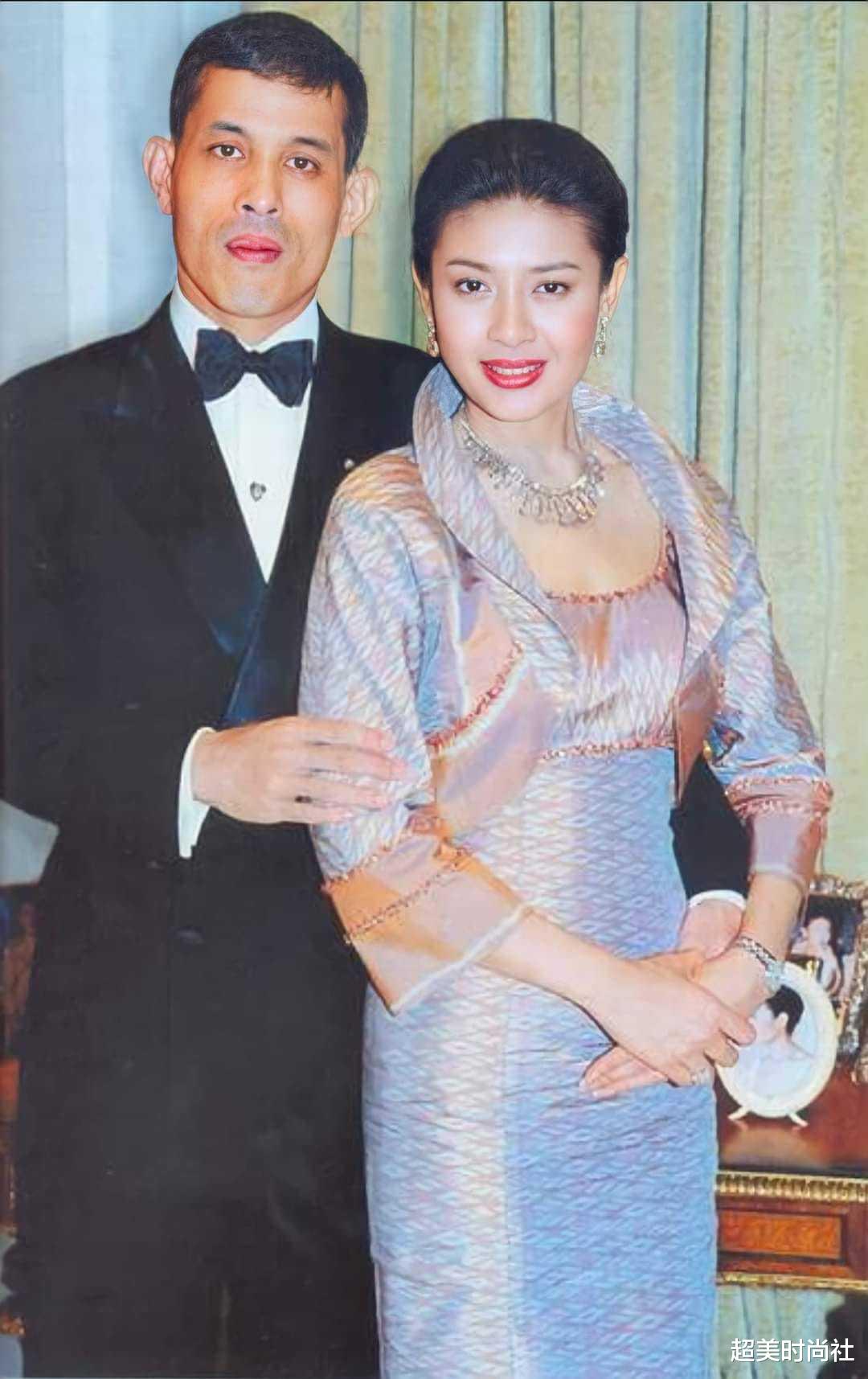 西拉米|50岁西拉米已还俗！穿蓝衬衫高调现身街头，头发蓄长能扎小辫了