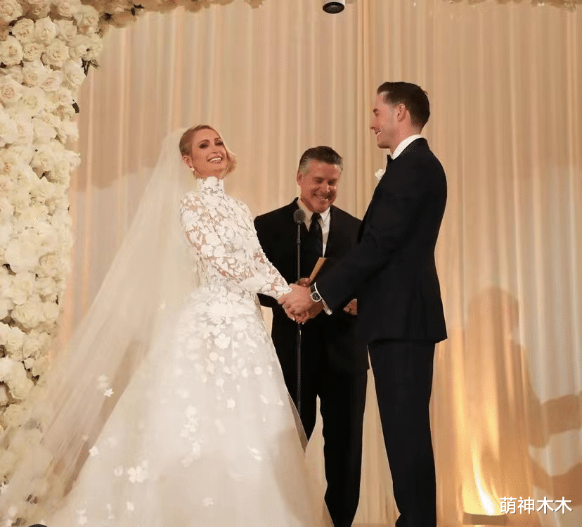 帕丽斯·希尔顿|名媛希尔顿婚礼现场曝光！新郎动情落泪，卡戴珊黑裙合影太抢镜