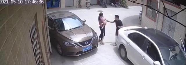 浪哥影视解说 佛山一幼童被粗心妈妈临时放在路中央,被刚巧经过的轿车碾压而过