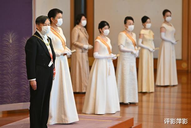 日本皇室晚辈探望祖父母，爱子戴花帽淡定挥手，悠仁穿和服显拘谨