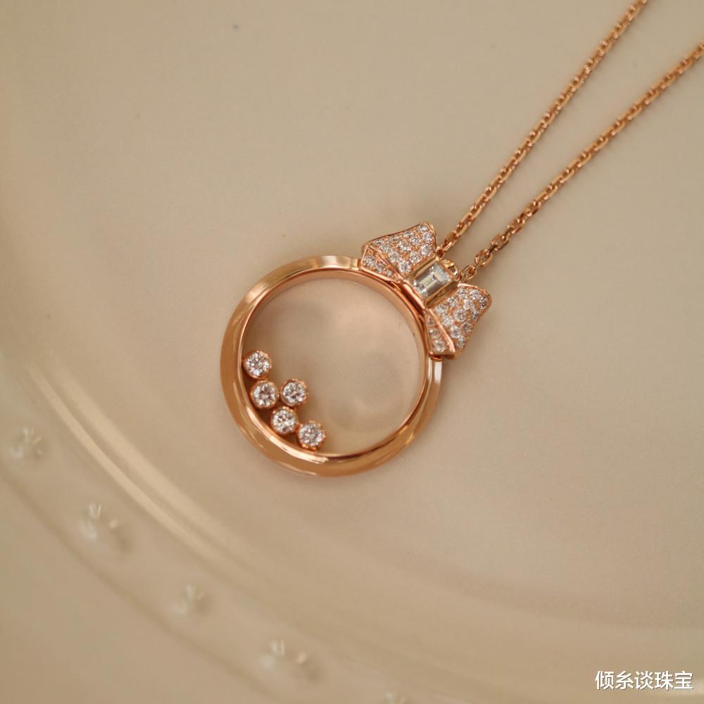 倾糸谈珠宝|罗马假日公主的浪漫,一款设计感爆棚的时尚吊坠,就能做到喔