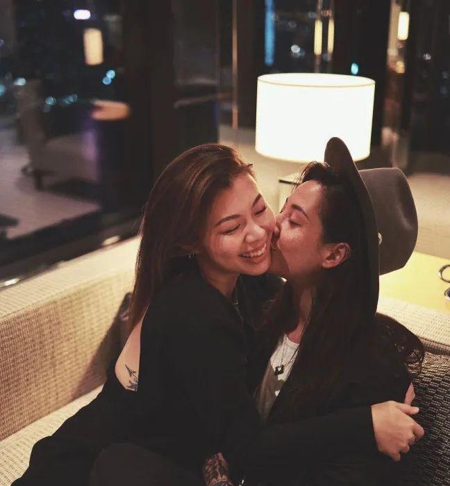 王敏德|56岁王敏德宣布大女儿将与女朋友结婚，不介意两人一起怀孕！