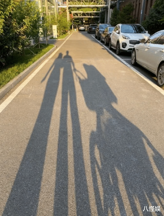 俞飞鸿|朱珠为爱女举办命名仪式，当众被老公王昀佳公主抱，夫妻俩好甜蜜