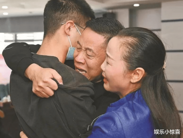 |孙妈妈晒孙卓孙海洋合照，爷俩长得一模一样，网友：确认是亲生的