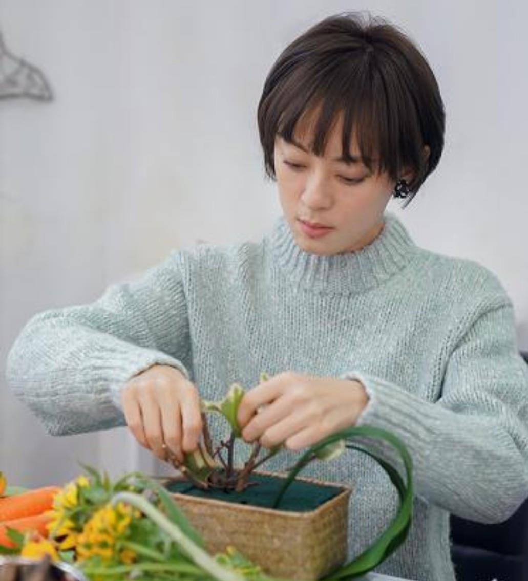 孙俪|孙俪闲着在家插花，空气刘海搭配绿毛衣，气质温柔越来越有女人味
