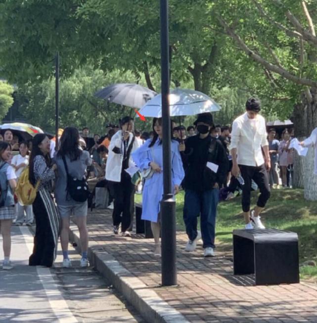 谭松韵|谭松韵现身拍戏，被指像女儿偷穿妈妈高跟鞋，男主刘畅撞脸林更新