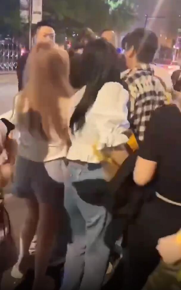 王思聪|王思聪开劳斯莱斯去蹦迪，被美女们主动扑怀里捂脸害羞笑