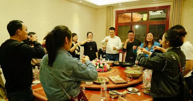 |饭局识人术：从不主动转菜盘子的，一般是这3种人，你是吗？