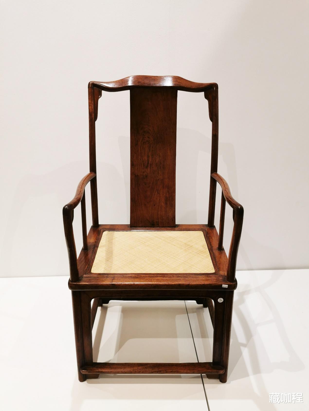 |侧枨上剑脊隐起，黄花梨南官帽椅也霸气