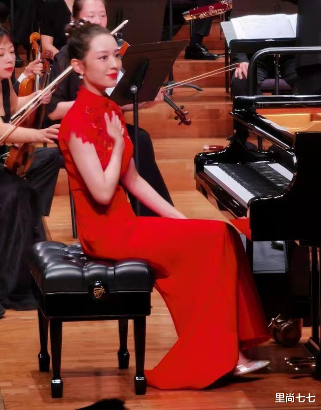 里尚七七 吉娜走机场也太端着了，一袭薄纱裙和旁人格格不入，隆重过头了