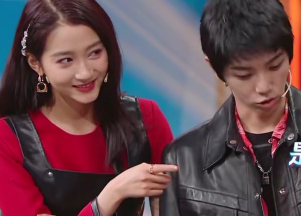 关晓彤|关晓彤和贾玲闲聊忘关麦，小声嘟囔5个字，观众要不淡定了