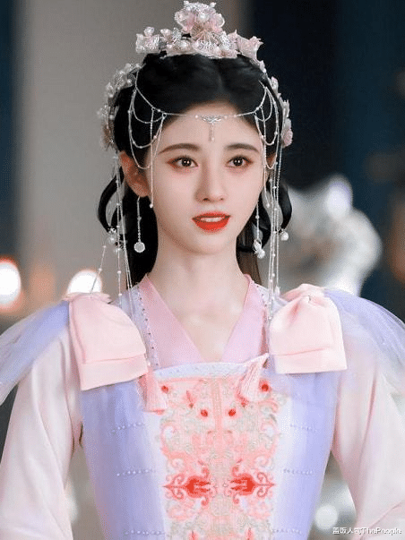 刘亦菲|红毯比美直角肩稳赢、古装造型斜肩显气质，女星肩部较量也有玄机