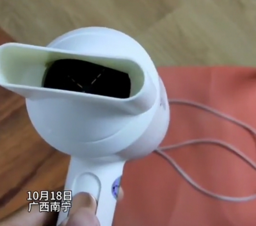 最近,广西南宁一女子网购了一个吹风机,结果吹风机吹出是带火的风