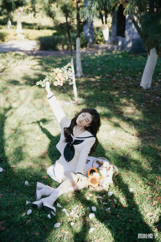 冯提莫|冯提莫人美歌甜,一身校园风装扮拍写真,波浪卷长发温婉可人