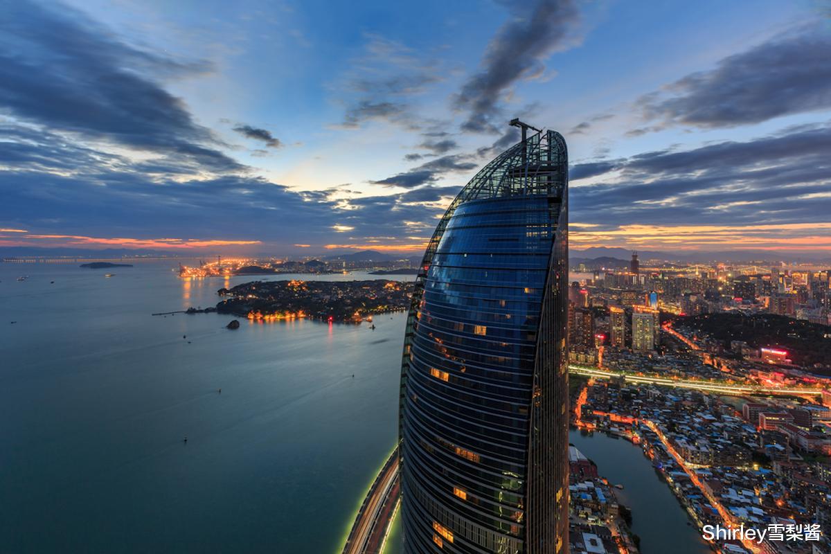 厦门 我国唯一级别高于本省省会的地级市，人均GDP省内第一，全国闻名