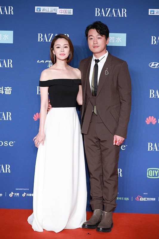 佟大为|佟大为老婆穿搭挺亮眼，腰部镂空还要加上开叉，黑白穿出妩媚风