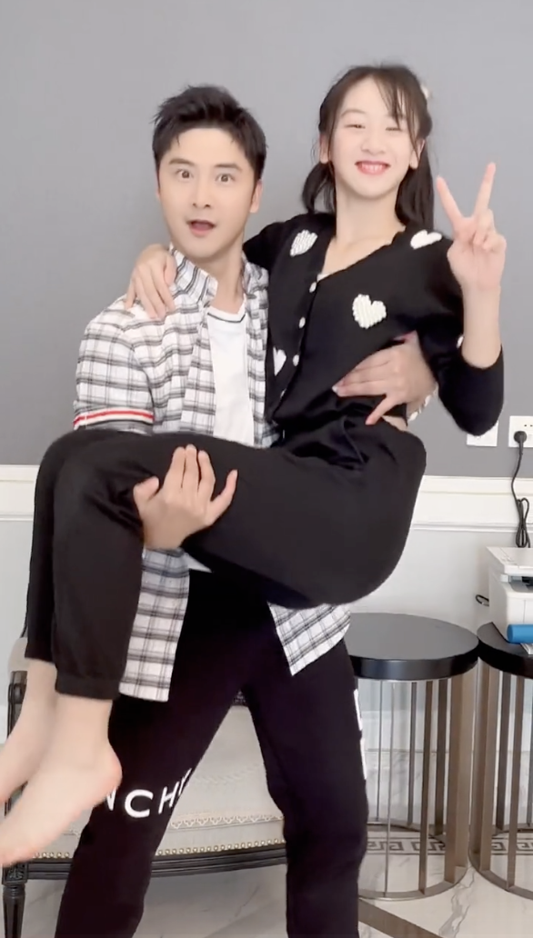 田亮|田亮将妻儿公主抱，森碟高挑身材藏不住，叶一茜被老公整蛊