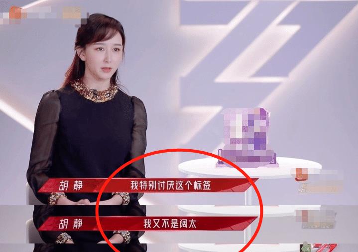 胡静|胡静马来西亚的豪宅草坪上遛狗摘花吃烧烤,31岁嫁富豪丈夫,获封拿汀