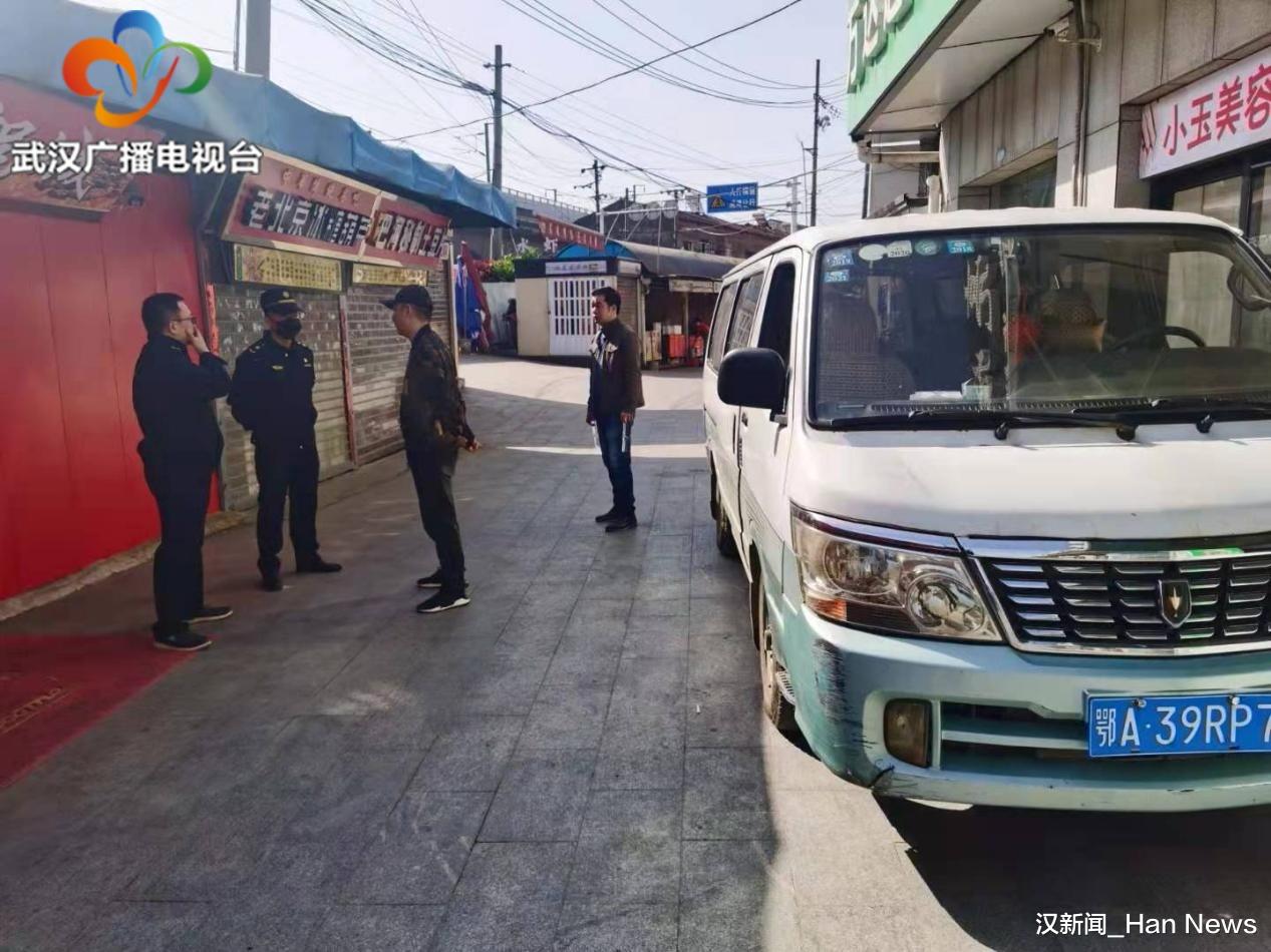 汉新闻_Han News 险！面包车违规运输34只燃气钢瓶 依法被城管队员暂扣