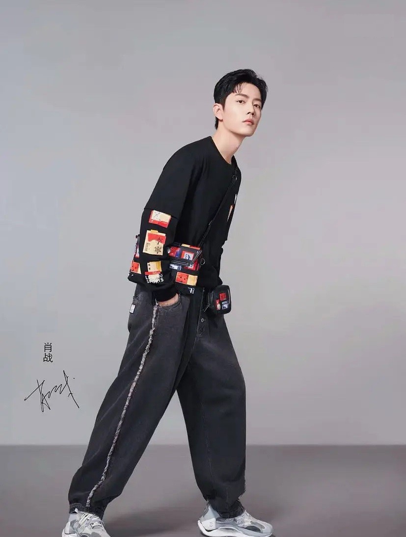 肖战|肖战品牌发布会上演云走秀，一袭蓝衣气场全开，表现不输专业男模