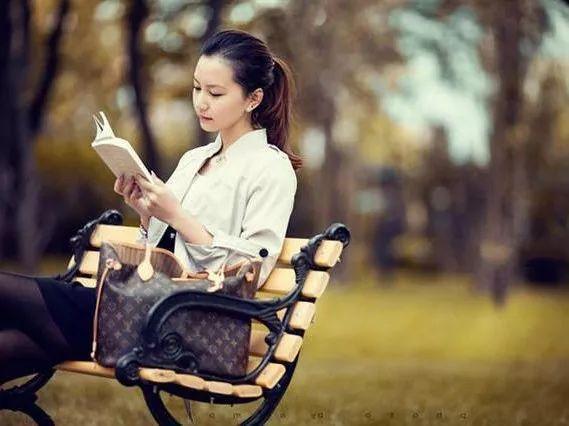 冻龄|冻龄岳母和女婿同框，抱着孩子像一家三口，网友：真羡慕！