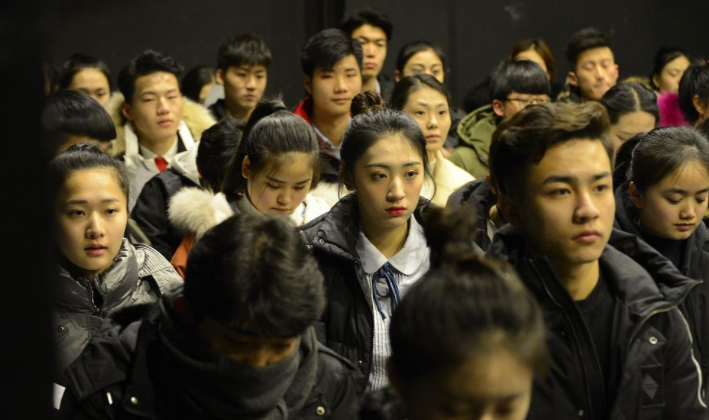 杨幂|浙传艺考现场，堪称“颜值天花板”，五步一个杨幂三步一个杨颖