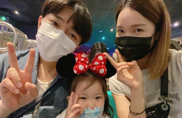 忧郁林黛玉 万圣节如何过?王祖蓝夫妇带女儿去迪士尼,小S一家cos鱿鱼游戏