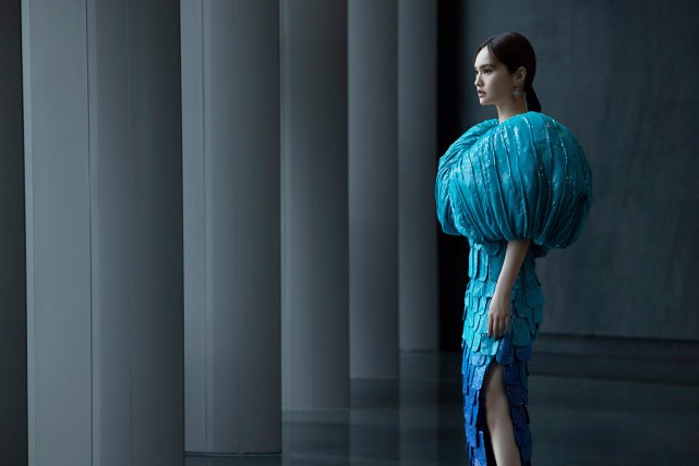 杨丞琳|杨丞琳穿衣真大胆，胸前用“一块布”连着，配上高级色彩，真时髦