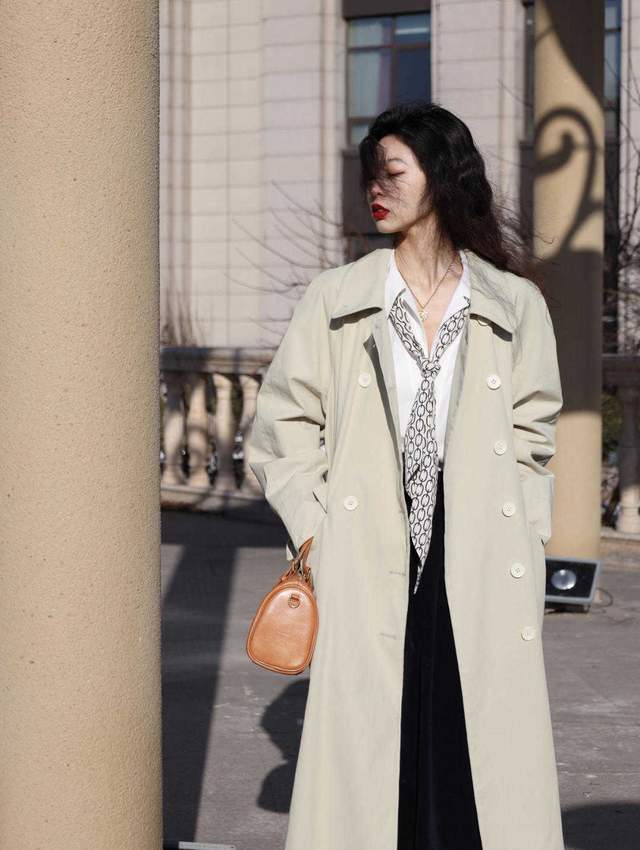 何有强|秋季这样穿不会单调,绿色卫衣搭配粉色短裙简约洋气,少女感爆棚