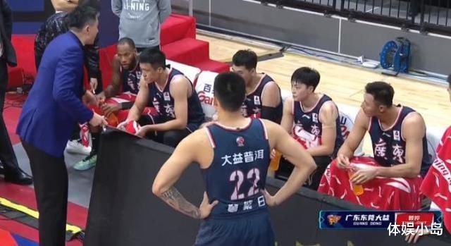 广东男篮|易建联6中0被隔扣，徐杰、胡明轩双控齐飞，郭艾伦22+7轻松取胜
