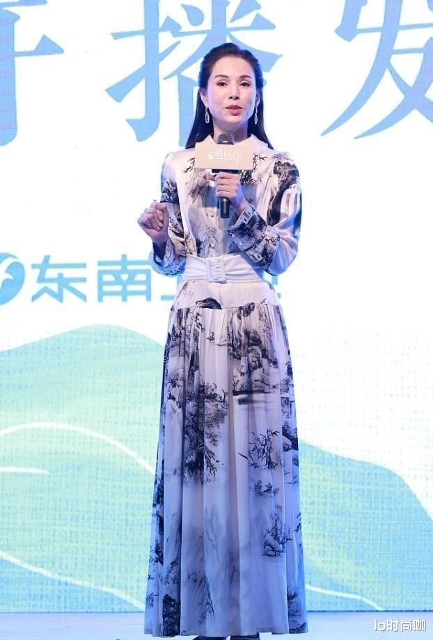 lo时尚咖 李若彤终于撕去“小龙女”标签,首次担任策划人,看神态淡定自若