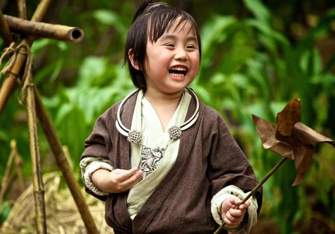 肖浩飞白|小小彬：5岁成名，被生父继母“吸血”1800万，皮肤溃烂无钱治