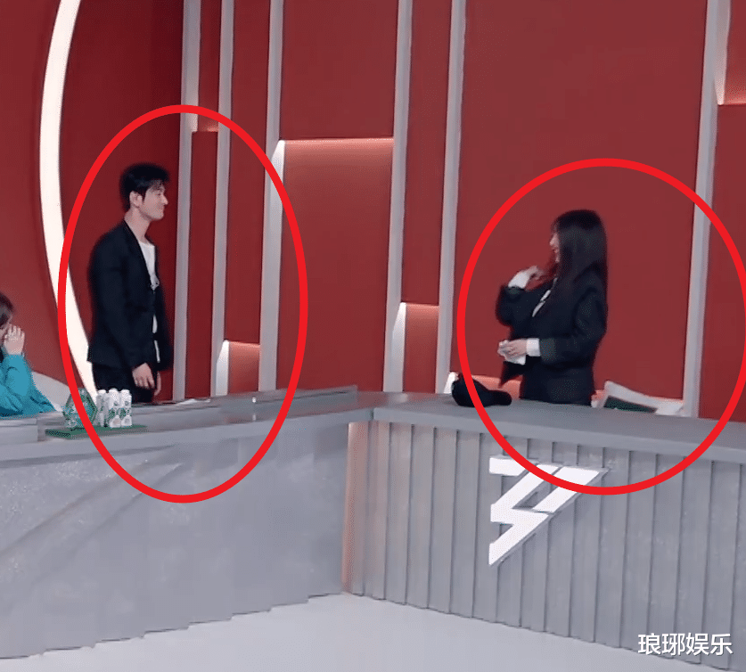 李菲儿|黄晓明和李菲儿坐在一起时，反应却不对劲，表面功夫都不做？