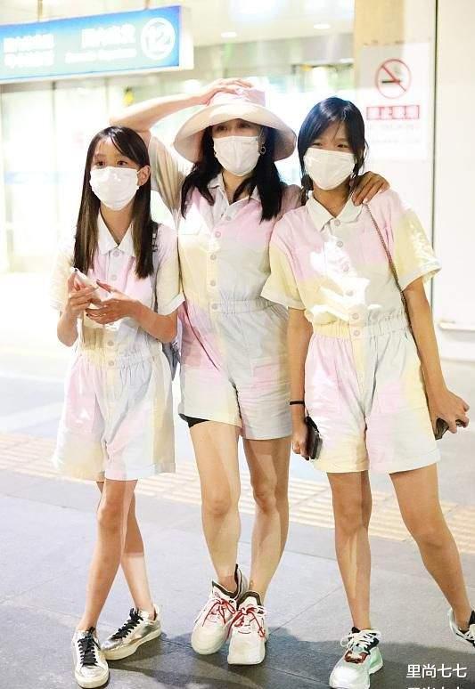 里尚七七|钟丽缇偷穿女儿衣服，三人一般高她最壮，动作浮夸露出底裤不雅观
