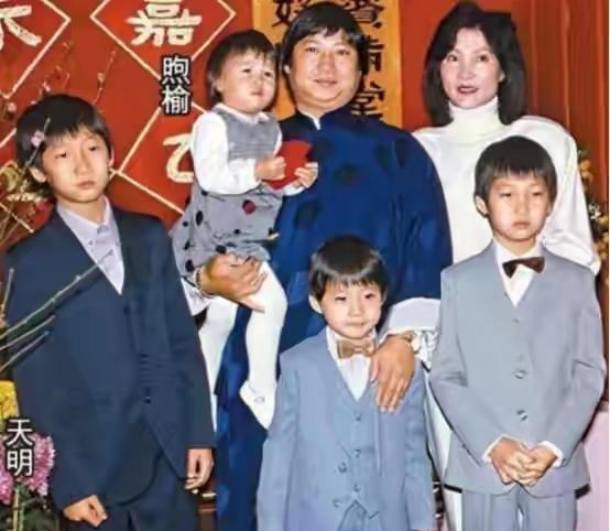 洪金宝|洪金宝女儿36岁至今未嫁,看到照片后才明白,网友:没那胆量