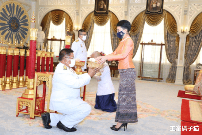 西拉米|提帮功亮相家族海报,稳站“C位”地位尊崇,顺利继位势在必得