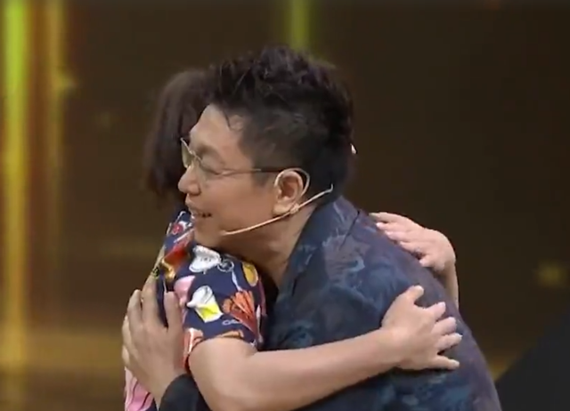 闫学晶|49岁闫学晶和王为念聚餐！穿短裙翘二郎腿，把王为念气到摔筷子