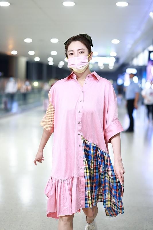 BiuVogue|张雨绮穿2000元的小粉裙出门，却因为身材太好，反而显“老”了