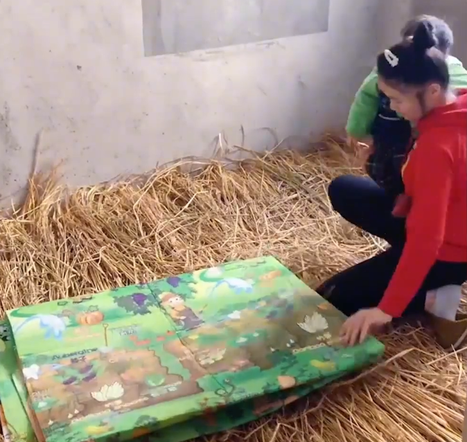 房贷|有房就有安全感？为还每月6800元的房贷，女子带着3个孩子打地铺