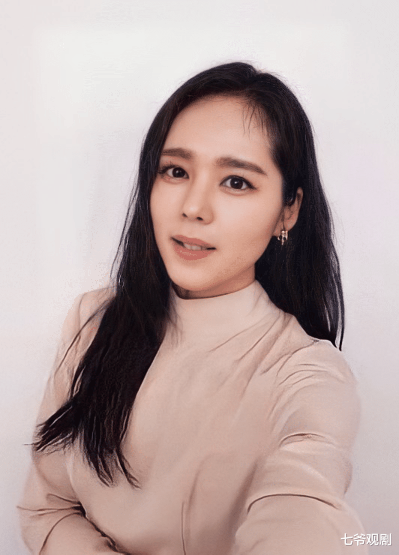 韩佳人|韩佳人嫁人16年,公公忽上电视表扬漂亮儿媳,只要不一直吃素就行