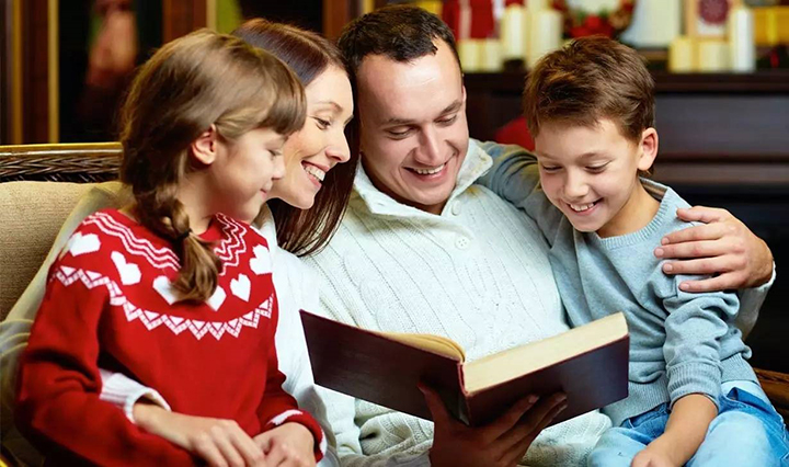 齐姐育儿|宝宝把奶粉当玩具,爸爸却淡定玩手机,网友:求妈妈心理阴影面积