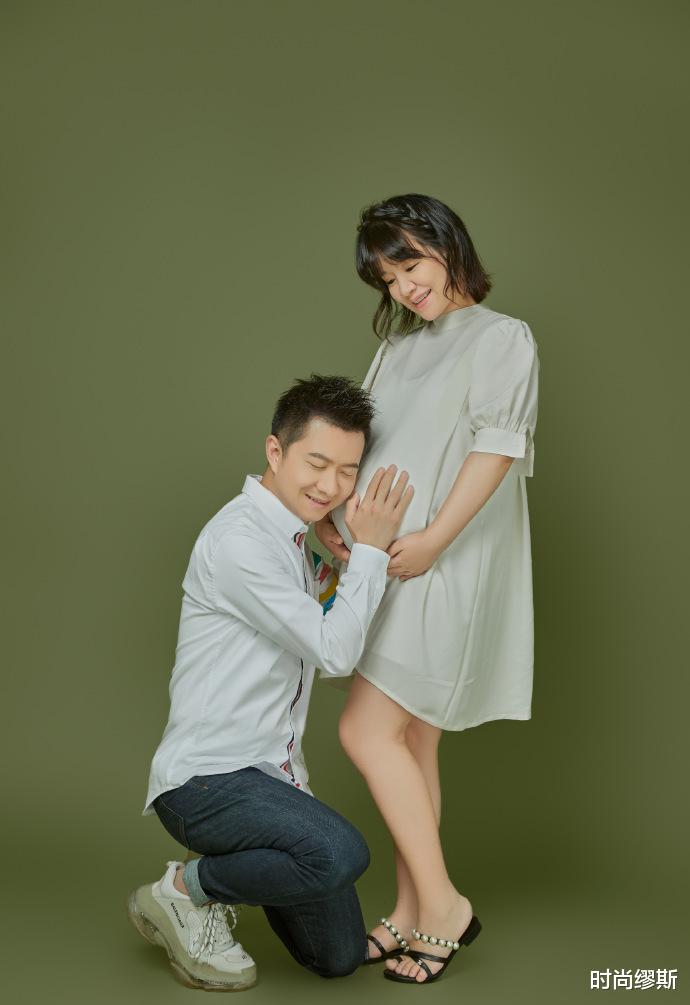 时尚缪斯|主持《智慧树》18年,如今怀二宝的“红果果”,拍全家福真甜蜜!