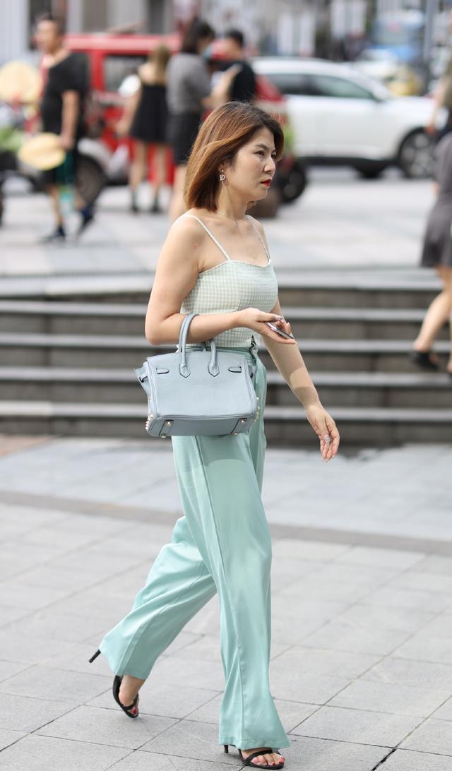 言真说 吊带是夏季唱主角的服饰，清凉舒适易搭配，性感又不失时髦品味