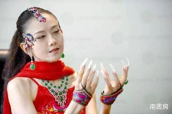 杨丽萍|杨丽萍爱徒郭冷，年薪100万却无人敢嫁，导致46岁活成了“巨婴”