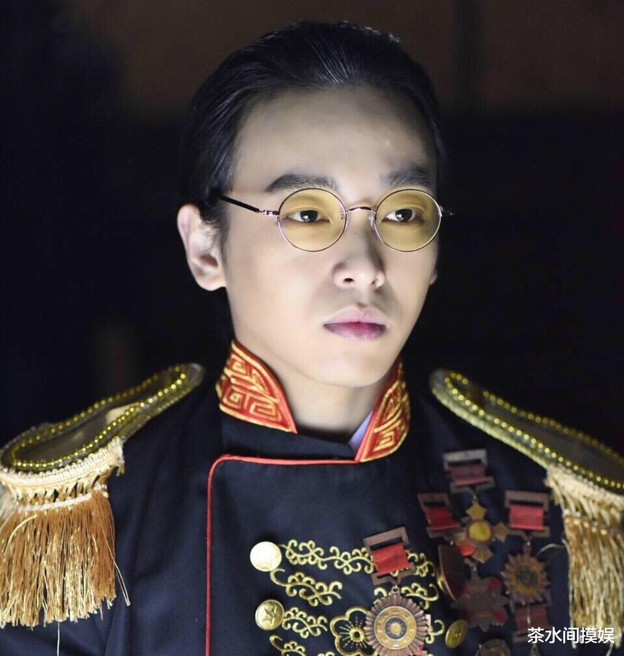 迪丽热巴|撞脸葛优、演清宫戏不用剃头，“秃头”毁了多少高颜值明星？
