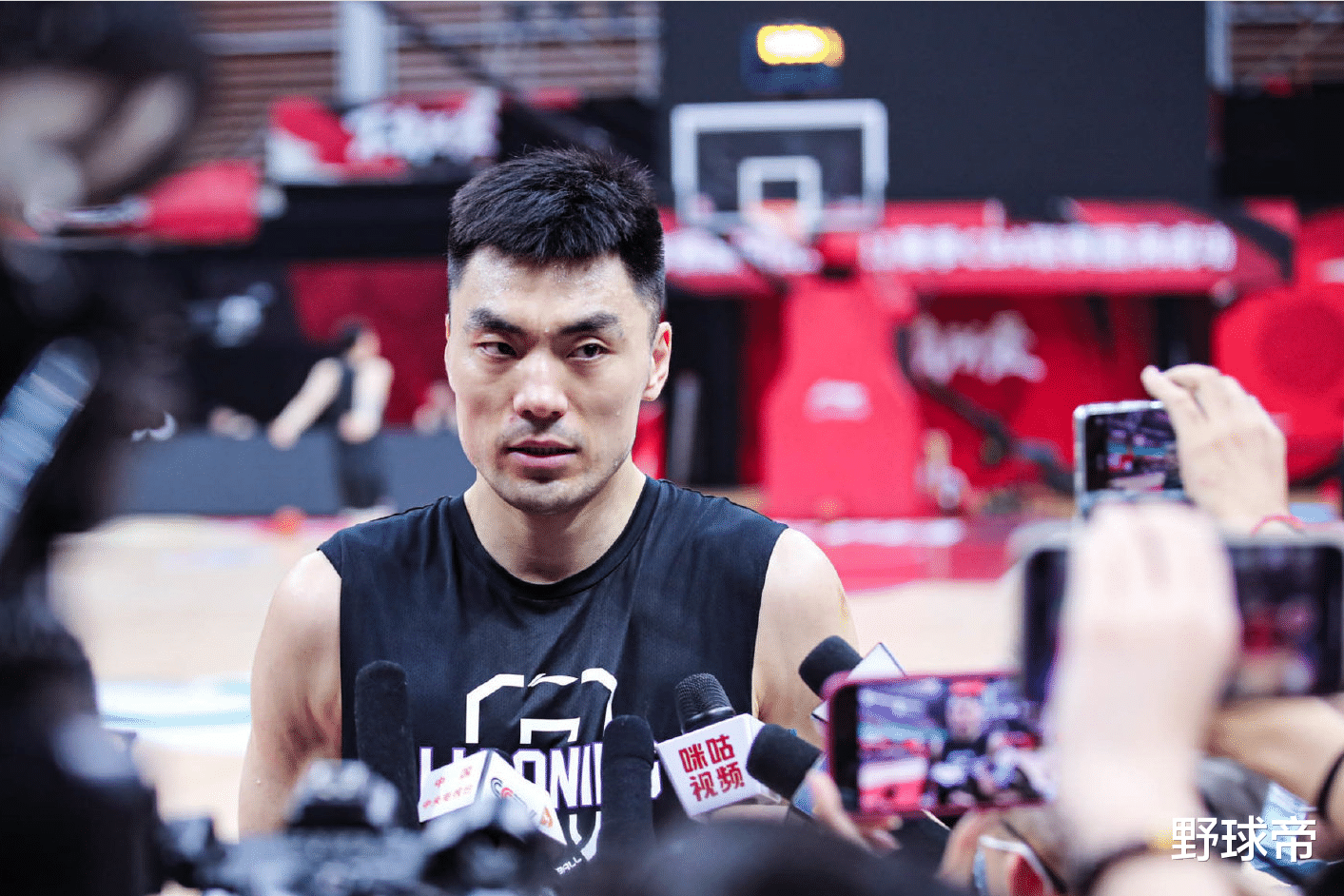 辽宁男篮|杨鸣和教练组连夜开会！辽篮15年老兵归队！2个字说出取胜之匙，太精辟！