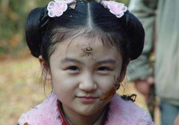 成龙|她6岁被成龙抱着上春晚,14岁却因长相被吐槽,今现状打脸网友